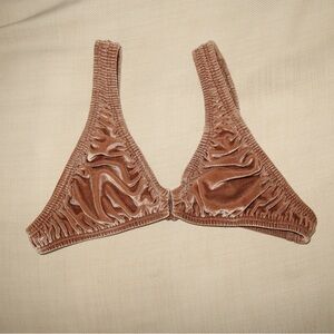 SKIMS Stretch Velvet Plunge High
Shine Bra Bralette Soft Likely in Sienna